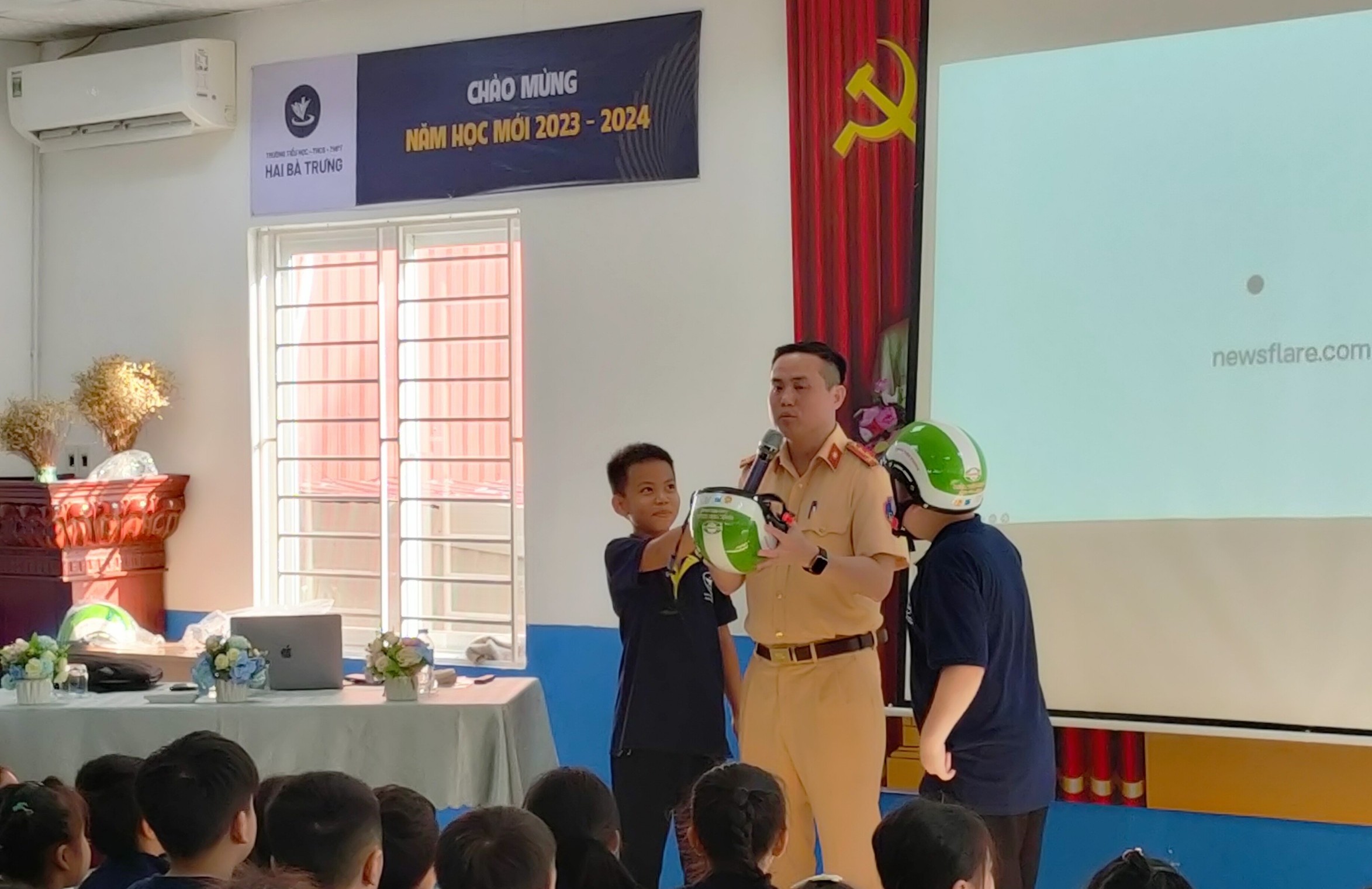 Tuyên truyền giao thông cho hơn 300 giáo viên, học sinh Trường TH-THCS-THPT Hai Bà Trưng